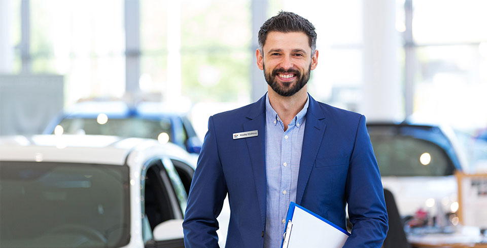 vendeur avec badge nominatif